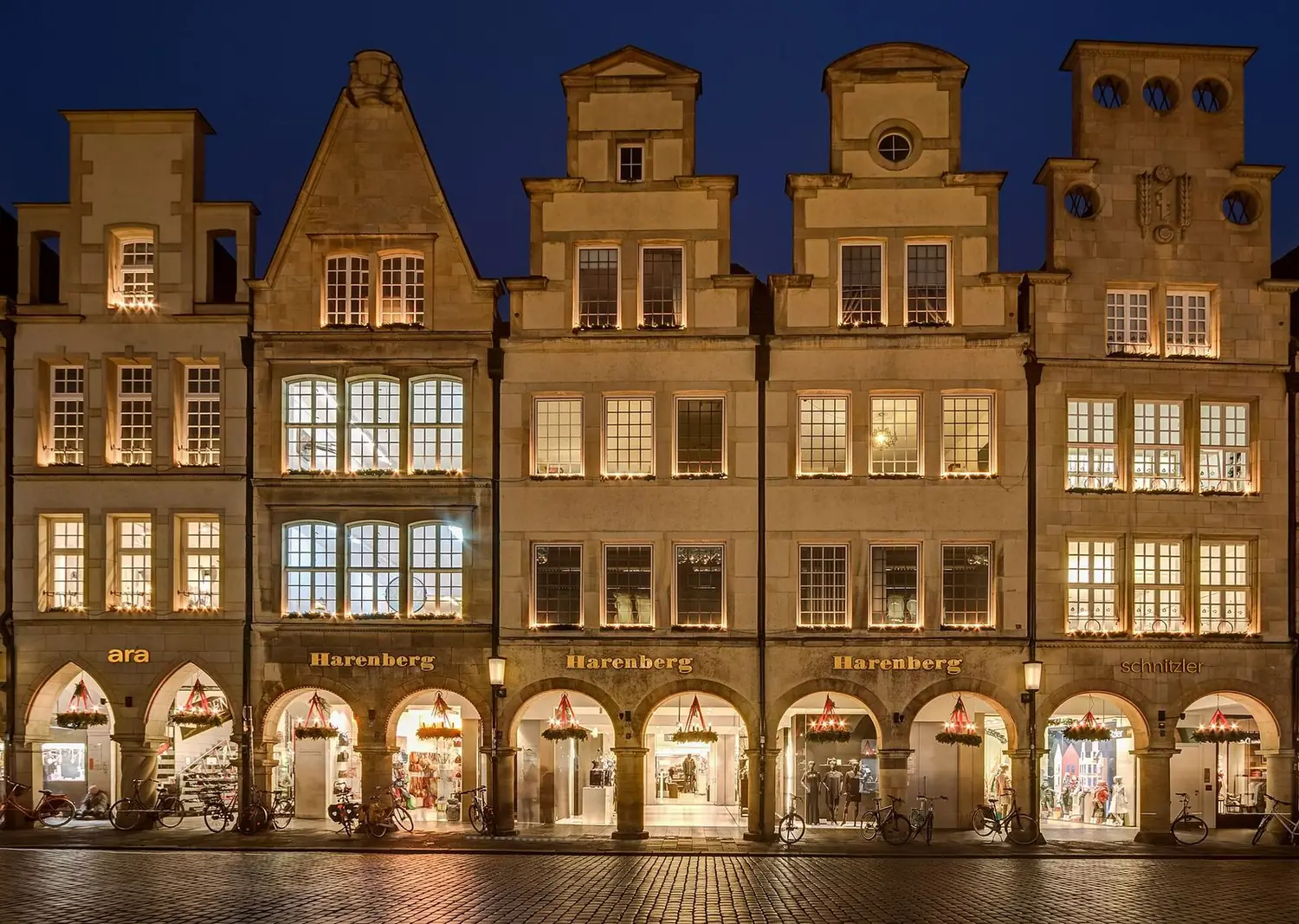 Giebelhäuser am Prinzipalmarkt in Münster am Abend